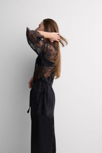 Elegance Embodied -pitsinen aamutakki