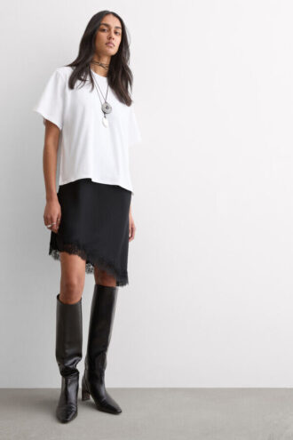 Epäsymmetrinen alusmekko viskoosisatiinista ja pitsiä