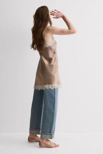 Kontrastinen pitsi-reunainen silkkinen yöpaita