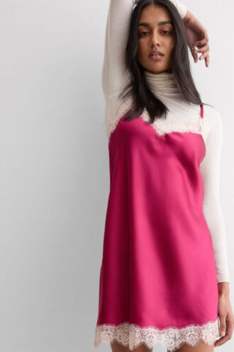 Kontrastinen pitsikoristeinen silkkinen yöpaita