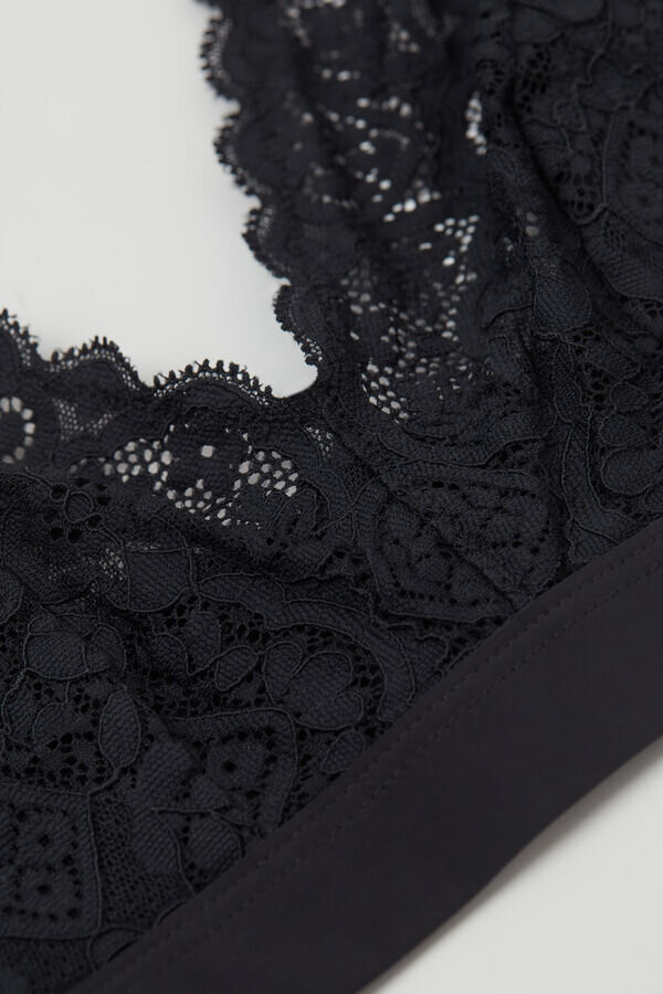 Lara-pitsinen kolmiorintaliivi Lara-pitsinen kolmiorintaliivi