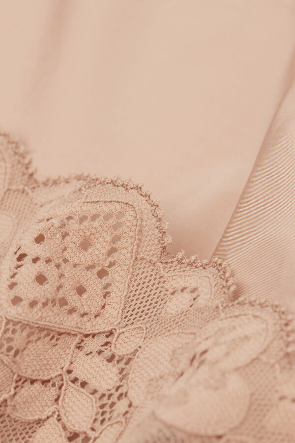 Mikrokuitu- ja pitsiset korkeavyötäröiset alushousut Mikrokuitu- ja pitsiset korkeavyötäröiset alushousut