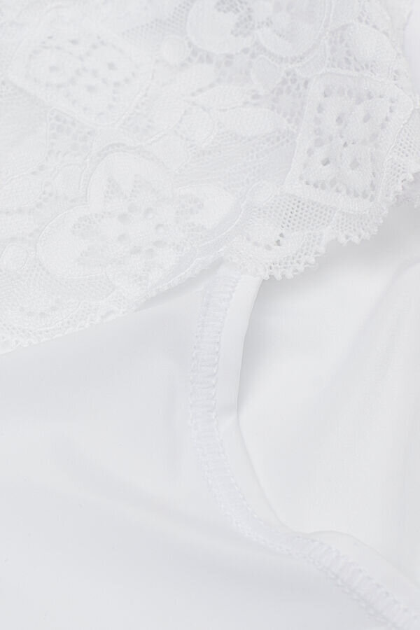 Mikrokuitu- ja pitsiset korkeavyötäröiset alushousut Mikrokuitu- ja pitsiset korkeavyötäröiset alushousut