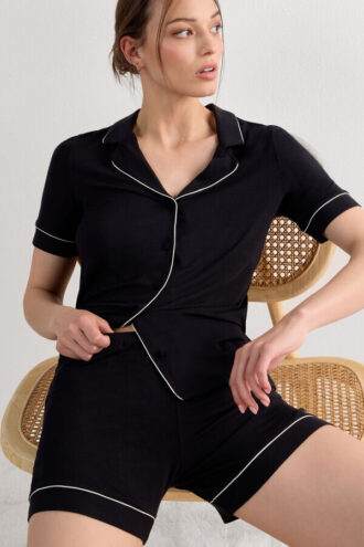 Modaalishortsit kontrastireunuksilla