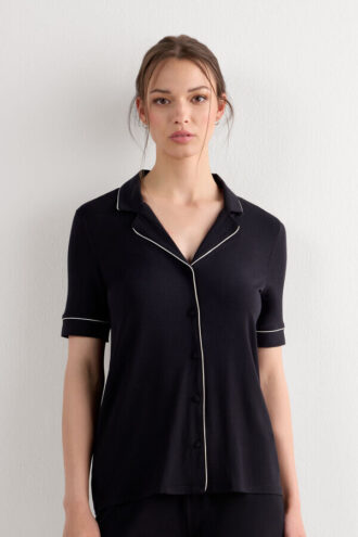 Modaalista valmistettu lyhythihainen napituspaita