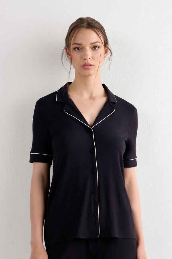 Modaalista valmistettu lyhythihainen napituspaita Modaalista valmistettu lyhythihainen napituspaita