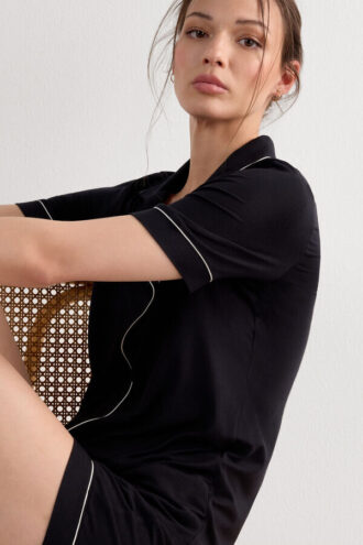 Modaalista valmistettu lyhythihainen napituspaita