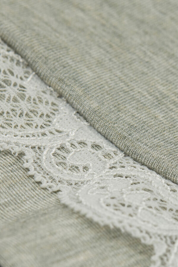 Modaalista valmistetut lyhyet pitsikoristeiset pyjamat Modaalista valmistetut lyhyet pitsikoristeiset pyjamat