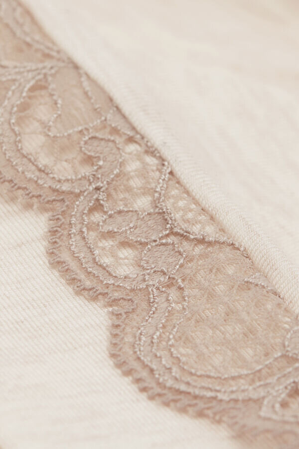 Modaalista valmistetut lyhyet pitsikoristeiset pyjamat Modaalista valmistetut lyhyet pitsikoristeiset pyjamat