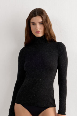 Modal Light -materiaalista valmistettu turtleneck-paita, jossa on kashmirlamé-yksityiskohtia Modal Light -materiaalista valmistettu turtleneck-paita, jossa on kashmirlamé-yksityiskohtia