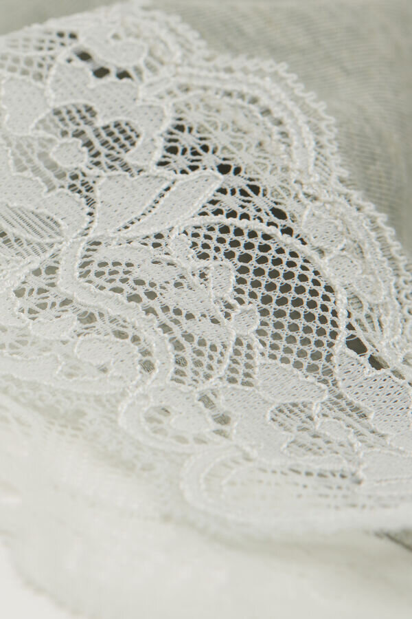 Modalista valmistettu pitsikoristeinen tankkitoppi ja lyhyet pyjamat Modalista valmistettu pitsikoristeinen tankkitoppi ja lyhyet pyjamat