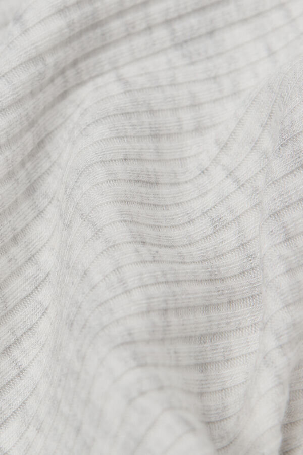 Mukava ja tyylikäs modaalinen yöpaita Mukava ja tyylikäs modaalinen yöpaita