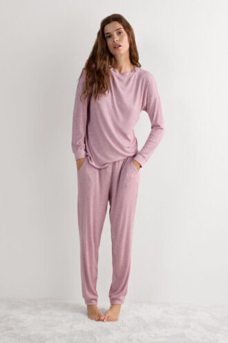 Mukava ja tyylikäs pitkähihainen modal-toppi, jossa on veneenkaulus