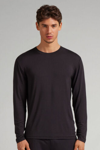 Pehmeä silkkinen pitkähihainen pusero