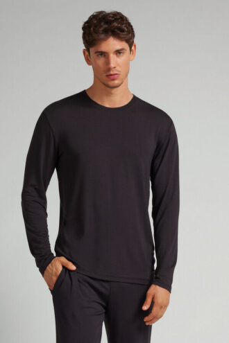 Pehmeä silkkinen pitkähihainen pusero