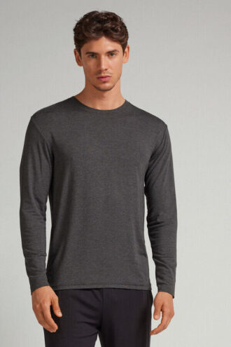 Pehmeä silkkinen pitkähihainen toppi