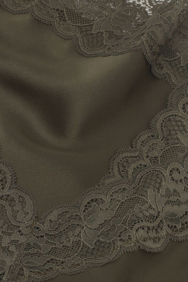 Pitsi- ja silkkipaita Pitsi- ja silkkipaita