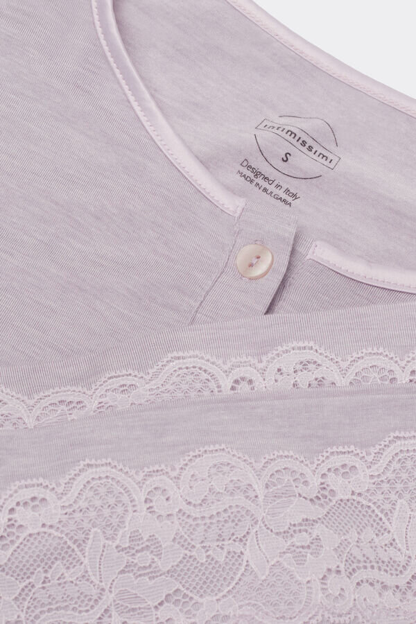 Pitsiä koristeltu, napittainen, täyspitkä modal-pyjama Pitsiä koristeltu, napittainen, täyspitkä modal-pyjama