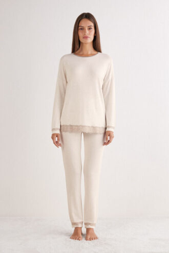 Pitsiä koristeltu täyspitkä pyjama modaalista Pitsiä koristeltu täyspitkä pyjama modaalista