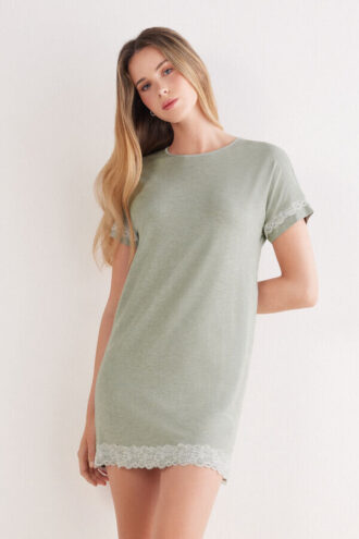 Pitsikoristeinen lyhythihainen yöpaita