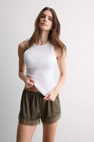 Pitsikoristeiset silkkishortsit