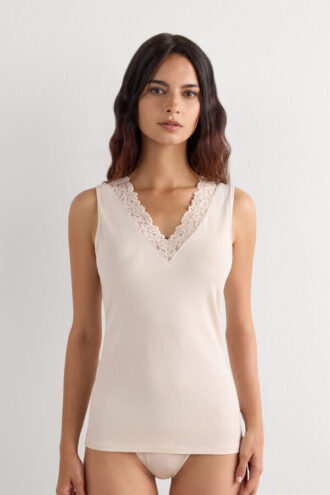 Pretty Flowers-mallisesta modaalista ja pitsiä valmistettu tankkitoppi