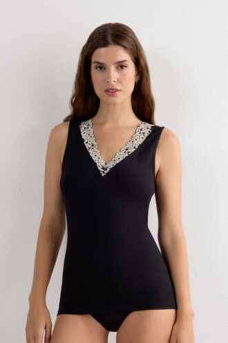 Pretty Flowers-mallisesta modaalista ja pitsiä valmistettu tankkitoppi