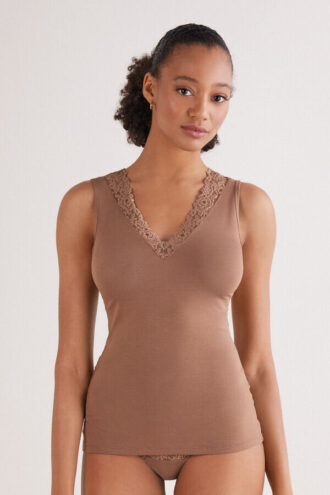 Pretty Flowers-mallisesta modaalista ja pitsiä valmistettu tankkitoppi